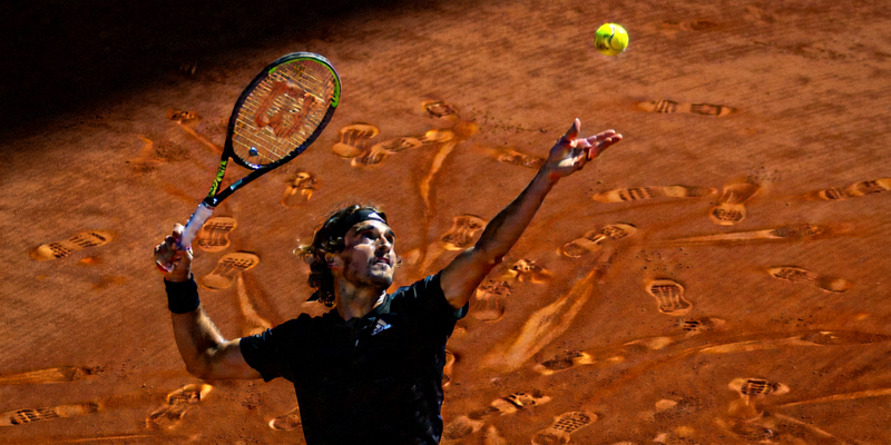 网球运动员在红土场上发球的动作